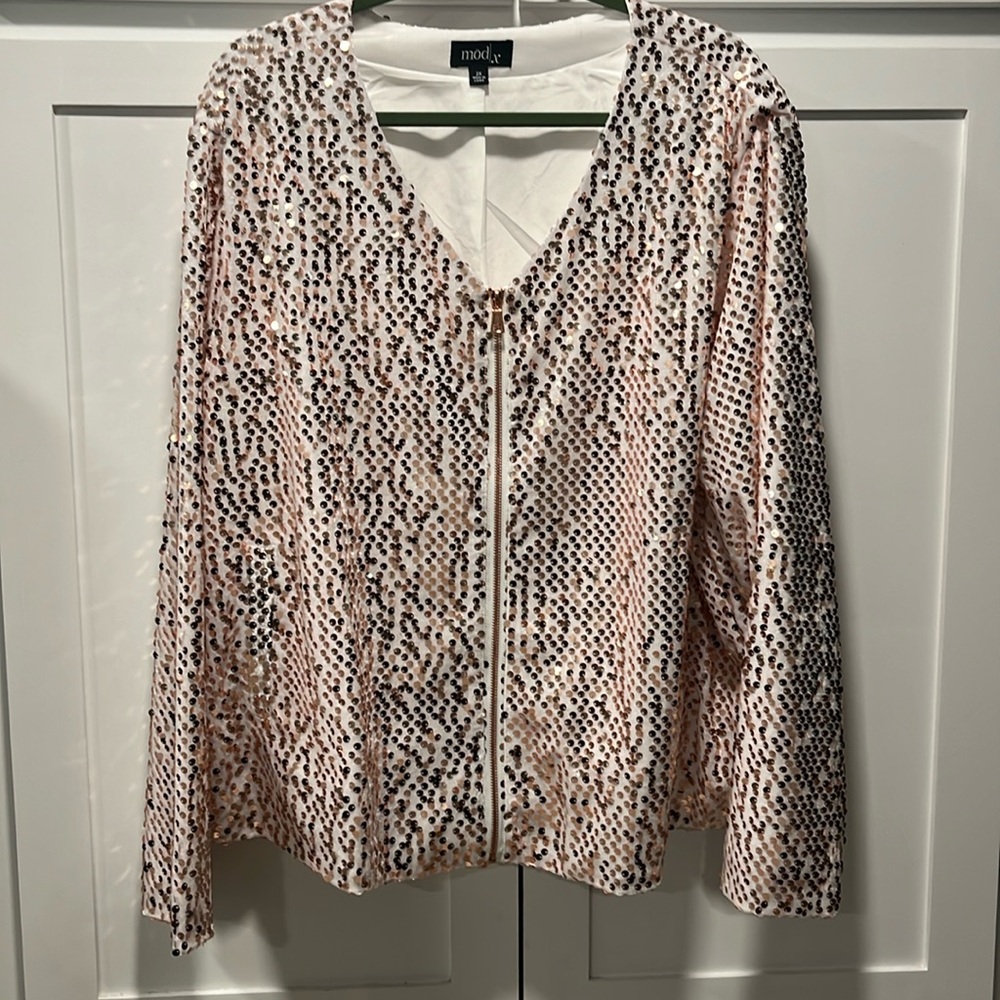 Gently used beautiful white and gold sequence zip down jacket. Size 2X by mōd x.
